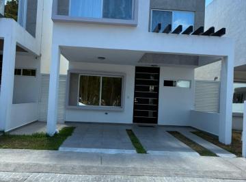 Casa · 110m² · 3 Recámaras · 2 Estacionamientos · Casa en Renta en Jardines del Sur 1