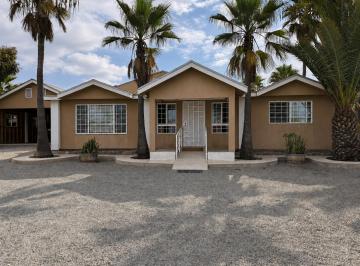 Casa · 659m² · 4 Recámaras · 15 Estacionamientos · Casa Céntrica 4 Rec. Cerca de Playa con Gran Terreno / 4 Bd Home Near Beach W/ Big Lot – Playas de R