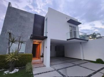 1 · Casa en Renta La Vista Residencial, Zona El Refugio, 3 Recamaras c/u con Baño