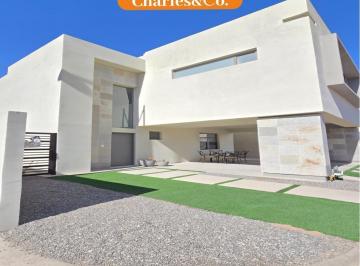 Casa · 205m² · 3 Recámaras · 2 Estacionamientos · Casa en Renta