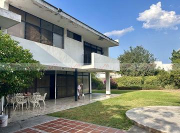 Casa · 650m² · 4 Recámaras · 3 Estacionamientos · Casa en Venta en Gonzalitos