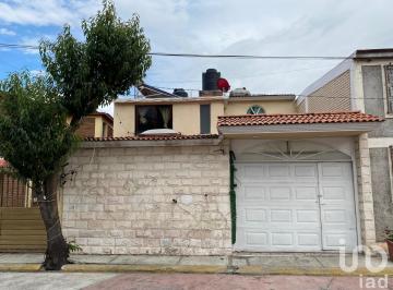 Casa · 220m² · 5 Recámaras · 2 Estacionamientos · Casa en Renta en Fraccionamiento Imágenes, Toluca, México