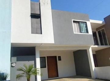 Casa de 3 habitaciones, Fortín · Casa en Venta en Privada en Fortín