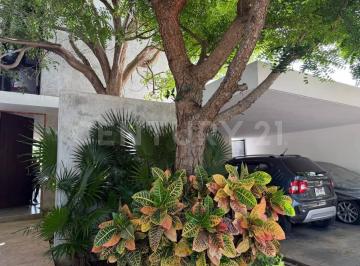 Casa en condominio · 292m² · 4 Recámaras · 2 Estacionamientos · Casa en Privada con Alberca y 4 Recámaras en Cholul