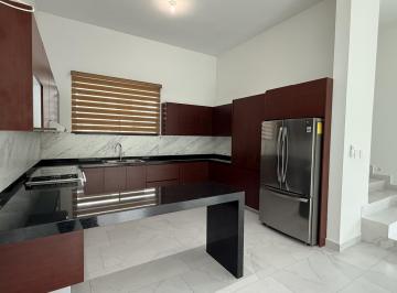 Casa · 300m² · 3 Recámaras · 2 Estacionamientos · Casa en Venta o Renta - Fraccionamiento Alamosur Carretera Nacional