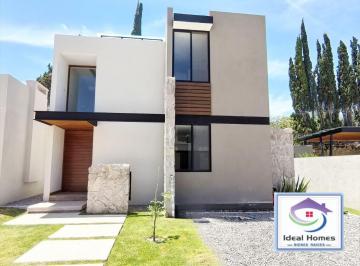 Casa · 160m² · 3 Recámaras · 2 Estacionamientos · Casa en Venta en Condominio con Alberca, Centro Tequisquiapan