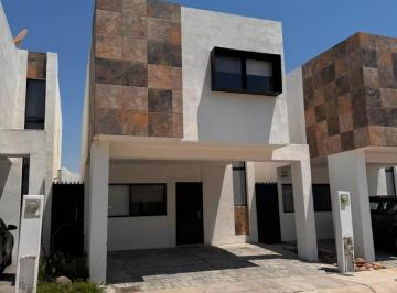 Casa en condominio · 3 Recámaras · 2 Estacionamientos · Casa en Renta en Jardines de Alejandria