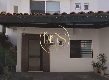 Casa · 136m² · 3 Recámaras · 2 Estacionamientos · Casa en Renta Puerta de Piedra Coto 2 Celaya