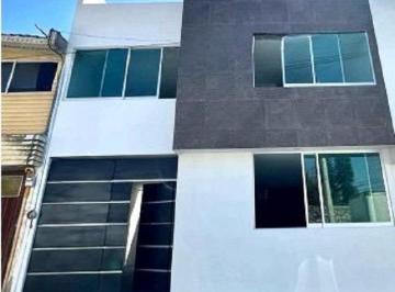Casa · 143m² · 3 Recámaras · 2 Estacionamientos · Casa en Venta en Mayorazgo