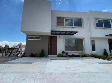 Casa · 244m² · 3 Recámaras · 2 Estacionamientos · Casa en Venta en Metepec San Salvador Tizatlalli Gis 26 - 631