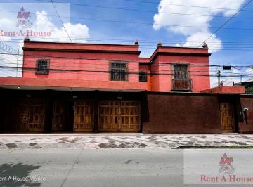Casa · 751m² · 5 Recámaras · 7 Estacionamientos · Casa en Venta en Centro Queretaro Gis 25 - 704