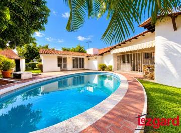 Casa de 4 habitaciones, Atlatlahucan · En Venta Casa de un Nivel Para Remodelar, Ubicada Junto Al Campo de Golf en Lomas de Cocoyoc