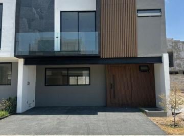 Casa · 200m² · 3 Recámaras · 3 Estacionamientos · Casa de Lujo en El Residencial en Venta