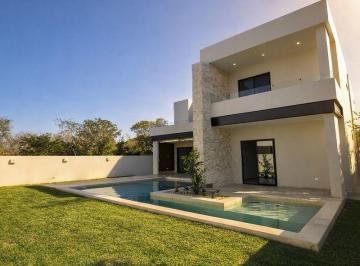 77cc24fcb5ff01628e2325923d5aa054bdaba54de0501dd0cfe56fea31eef5df · Casa en Venta en Privada Cortijo de Dos Plantas con Amplio Terreno y Alberca