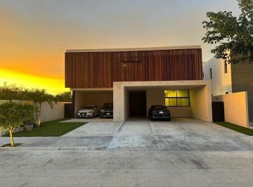9b8956c687ead0464d214f459e7f98a56dead8a0cbd183471c29d986e37581ea · Casa con 4 Recámaras y 952 m² de Terreno en Privada con Amenidades: Nortemerida
