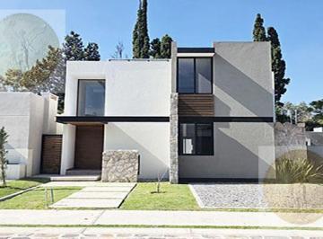 Casa · 160m² · 3 Recámaras · 2 Estacionamientos · Sofisticada Residencia.