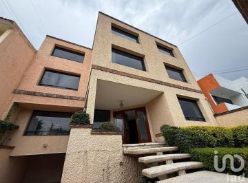 Casa · 268m² · 4 Recámaras · 4 Estacionamientos · Casa en Venta en Satélite