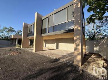 Bodega comercial · 320m² · 20 Estacionamientos · Bodega Corporativo con Oficinas en Venta en Komchen, Merida con Terreno Amplio 1880 m²