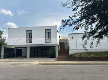 Casa · 650m² · 4 Recámaras · 3 Estacionamientos · Casa en Venta en Gonzalitos