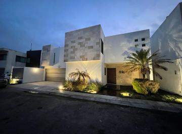 Casa · 325m² · 4 Recámaras · 2 Estacionamientos · Casa - Fraccionamiento Lomas del Sol