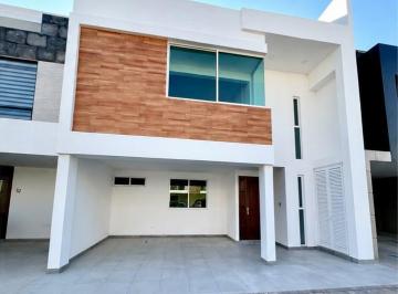 Casa · 5 Recámaras · 2 Estacionamientos · Casa en Fraccionamiento Lomas de Angelópolis