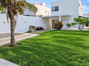 Casa · 180m² · 3 Recámaras · 3 Estacionamientos · Casa con Alberca Cerca de Plaza Altabrisa