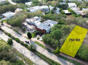 Terreno / Lote · 750m² · Venta Amplio Terreno 750 m² en Privada Dentro del Yucatan Country Club Merida