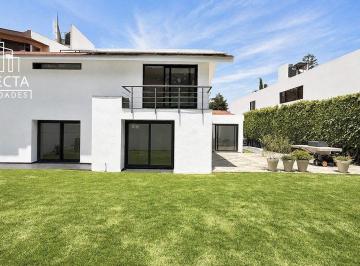 98ef68a2c235fb088edd85c38898344274041b63ac1d13de5849edd5547a2c35 · Residencia Contemporánea con Jardín y Salón Privado en Club de Golf Bellavista