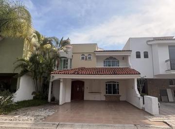Casa de 4 habitaciones, Zapopan · Renta de Casa en Virreyes con Recámara en Pb