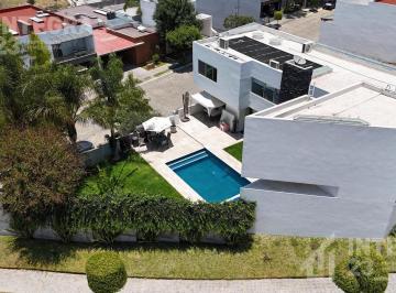 Casa · 499m² · 5 Recámaras · 3 Estacionamientos · Casa en Venta con Alberca y 5 Recámaras, Zona Azul, Lomas de Angelópolis II, Parque Nilo, en Esquina