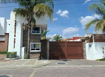 Casa · 216m² · 4 Recámaras · 2 Estacionamientos · Casa Nueva en Venta, Camino a Morillotla Puebla, Fracc. Céntrico, con Pocas Casas