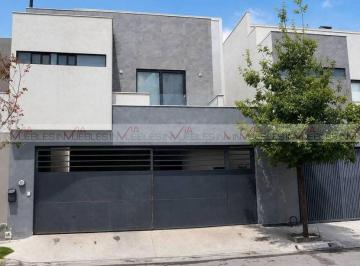 Casa · 215m² · 4 Recámaras · 3 Estacionamientos · Casa en Venta en Privalia Cumbres