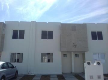 3d924e7ff8b35f5b11bd020c55a838638bc8145fc97268120dc0f02b707597ed · Casa en Renta 3 Cantos, 3 Recamaras Una en Pb, Condominio con Alberca Querétaro