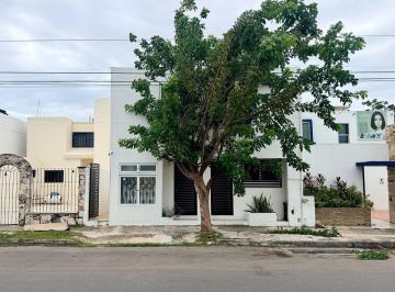 Casa · 304m² · 8 Recámaras · Casa en Venta en Mérida, con 8 Departamentos, Oportunidad de Inversión, Montecarlo