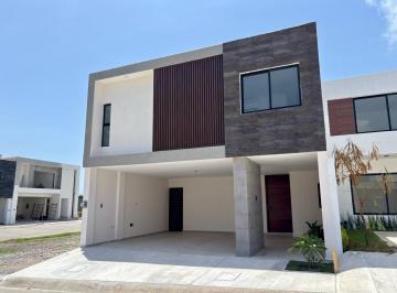 Casa · 240m² · 3 Recámaras · 2 Estacionamientos · Casa - Fraccionamiento Lomas del Dorado