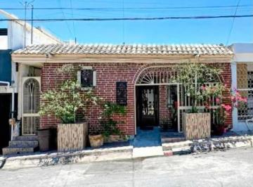 1 · Casa en Venta en Villa Los Pinos, Zona Sur de Monterrey.