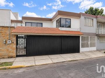 Casa · 185m² · 5 Recámaras · 3 Estacionamientos · Amplia Casa en Venta en Jardines de San Manuel, Puebla