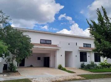 387defe052c03fe6e12546aa01448fa69e8b2478d8ab947dad1912728e2bcd47 · Casa en Venta en Yucatán Country Club. Privada Kutz