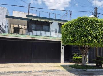 Casa · 410m² · 4 Recámaras · 3 Estacionamientos · Casa en Venta, Jardines de Guadalupe