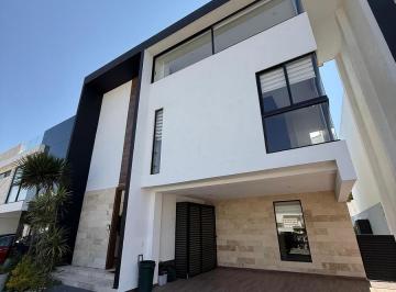 Casa · 305m² · 3 Recámaras · 2 Estacionamientos · Casa en Renta o Venta en Lomas de Angelopolis III, Parque Michoacán, Puebla