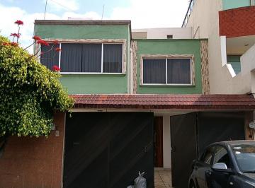 Casa · 192m² · 4 Recámaras · 2 Estacionamientos · Casa en Venta en Los Olivos Coyoacán con Terraza. Fraccionamiento Cerrado con Vigilancia 24 Horas