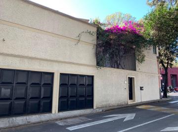 Casa · 215m² · 5 Recámaras · 2 Estacionamientos · Casa en Venta en del Carmen Coyoacán con 5 Recámaras y Uso de Suelo Comercial