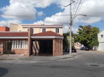 bc209143bfc38b7f2c2a9514b58d3ff730328716aa8e694385e8744280992250 · Casa de 4 Recamaras, en Esquina Frente a Parque