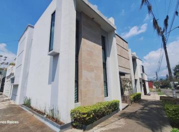 Casa de 3 habitaciones, Córdoba · En Venta en Esquina 3 Recamaras 305 m²