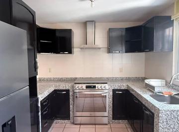 COCINA CON BARRA DE GRANITO, REFRIGERADOR Y ESTUFA · Casa Equipada en Venta / Claustros del Campestre 1 /