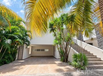 Casa · 317m² · 3 Recámaras · 6 Estacionamientos · Casa en Venta en Residencial Cumbres, Cancún