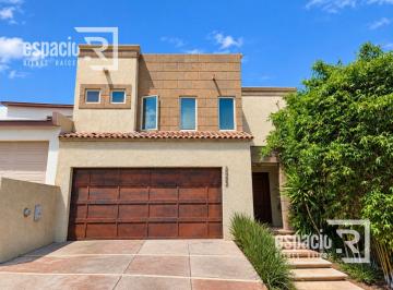Casa · 330m² · 3 Recámaras · 2 Estacionamientos · Casa en Venta en Mision del Bosque Equipada