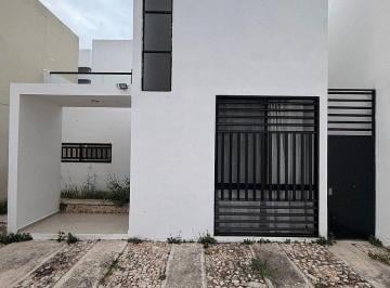 1f2f02e67669e4e82ae3e466ba7e54cfb8296ba38a94efd6e0e089d7484a219d · Casa en Renta de 3 Recámaras con Habitación en Planta Baja en Floresta Mérida
