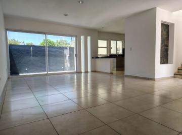 Casa de 3 habitaciones, Querétaro · Casa a Pie de Calle en El Refugio en Renta