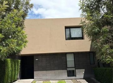 Casa de 2 habitaciones, Querétaro · Casa en Lomas de Juriquilla con Doble Filtro de Seguridad